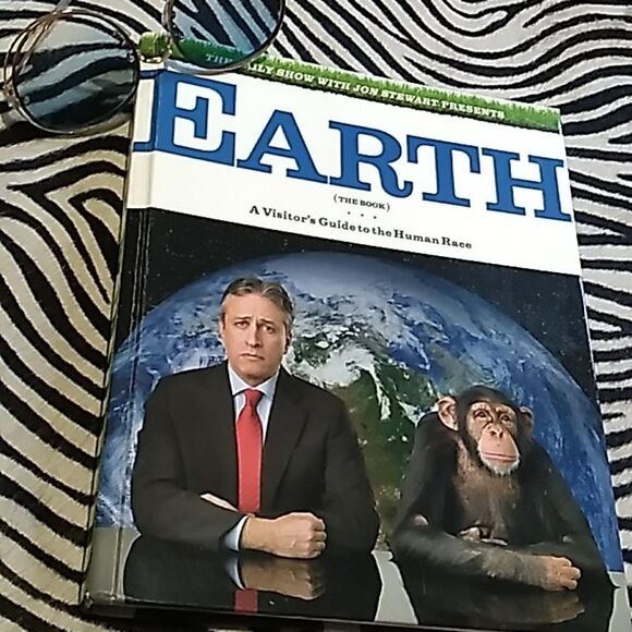 EARTH a visitor's guide to the human race hardcover coffeetable book - Picture 2 of 10